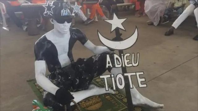 Kuri uyu wa kane, umufana wo muri Côte d'Ivoire yagaragaye afite igishushanyo kiriho amagambo asezera kuri Cheick Tiote