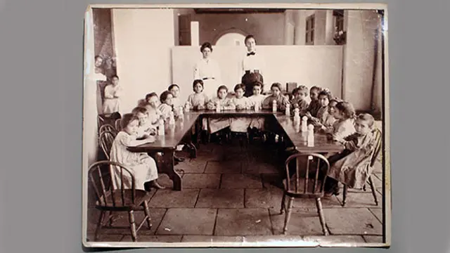 foto fue tomada en un kindergarten en la isla en 1910.