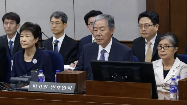 지난해 5월 박 전 대통령(왼쪽)이 국정농단 첫 재판에 출석했다. 맨 오른쪽은 그의 40년 지기이지 국정농단의 핵심인물 최순실 씨