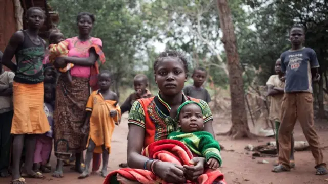 Mulher africana com bebê no colo