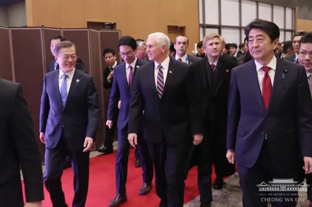 미국 펜스 부통령과 일본 아베 총리는 문 대통령이 환영사를 마칠 때까지 입장하지 않았고 전해진다