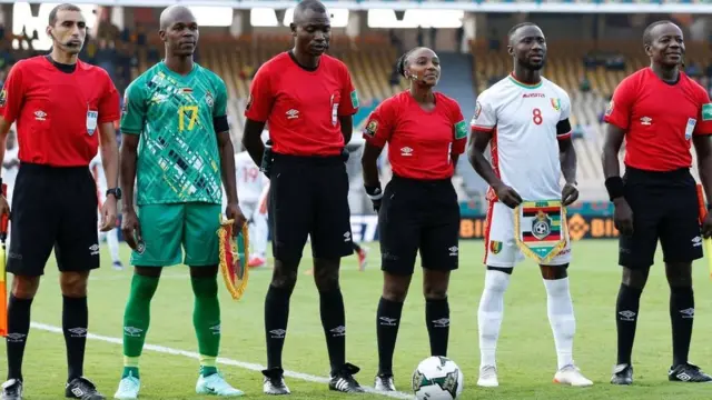 Mukansanga hamwe n'abasifuzi bafatanyije kuyobora uyu mukino