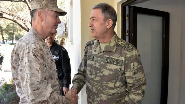 الجنرال جوزيف دانفورد، رئيس هيئة الأركان الأمريكية المشتركة، ونظيره التركي، الجنرال هولوسي أكار، في قاعدة انجيرليك الجوية