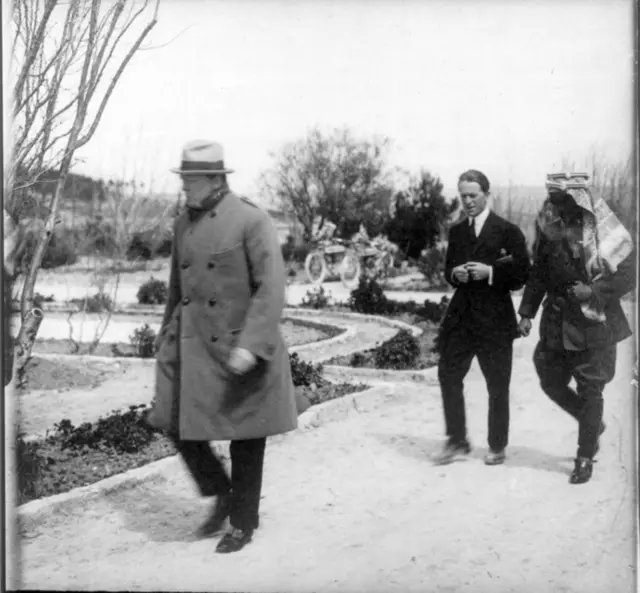 تشرتشل وخلفهما ملك شرق الاردن عبد الله ابن الحسين ولورانس العرب عام 1921 في القدس