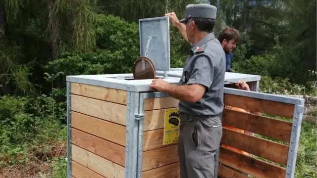 Šumari u Prirodnom parku Adamelo Brenta u Trentinu, u Italiji, postavljaju kante za smeće otporne na medvede
