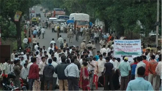 रायगडमधील SEZ विरोधात पेण तालुक्यातील लोकांनी मुंबई-गोवा महामार्गावरील वाहतूक अडवली होती.
