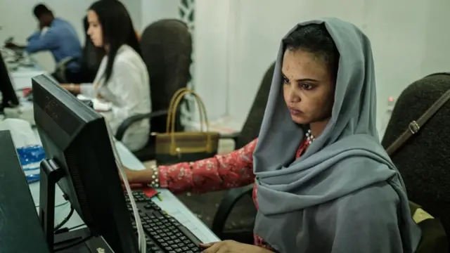 sudanesa usando internet