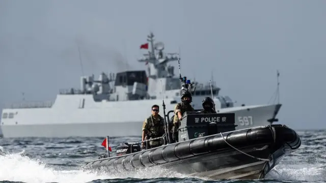 香港水警巡逻快艇与解放军驻港部队钦州号驱逐舰（7/7/2017）