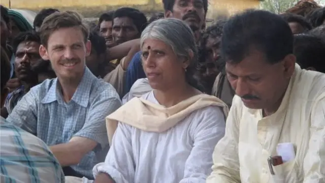 बेला भाटिया के साथ ज्यां द्रेज़