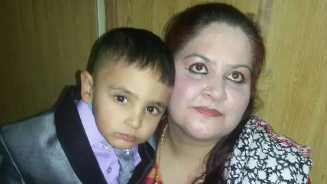 சிறுவன் இப்திகார் அகமத் தாய் ரோகினா கயானி