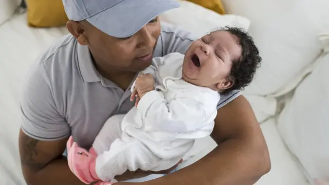 Padre conforta a un bebé.