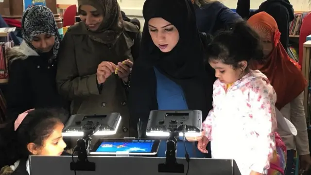 حفصة شيخ (وسط الصورة)