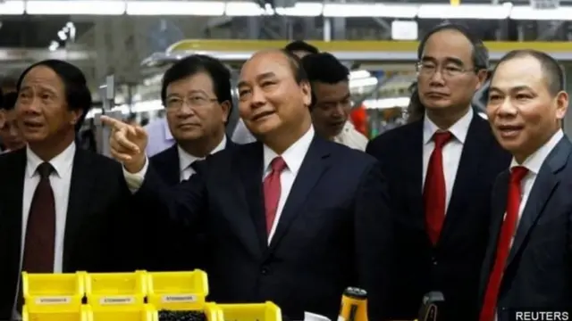 Thủ tướng VN Nguyễn Xuân Phúc đi thăm một nhà máy của ông Phạm Nhật Vượng