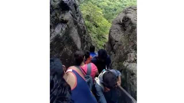 आशेरीगडावर झालेली गर्दी