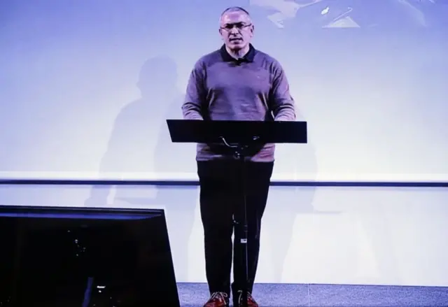 Mikhail Khodorkovsky phát biểu trước các nhà báo ở Moscow qua đường dẫn video (2015)