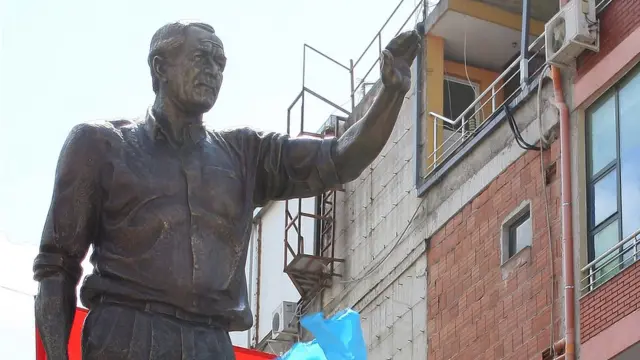 مجسمه جورج بوش که در فیوشا-کرویه نصب شده است