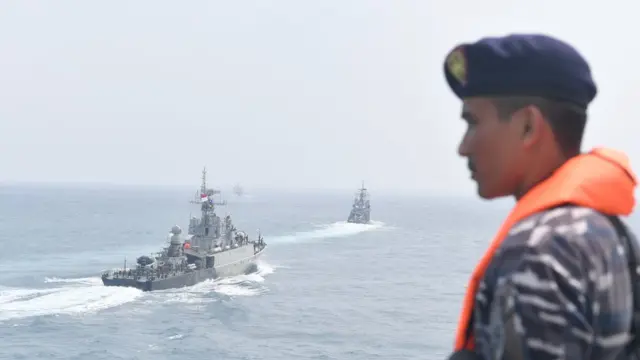 Prajurit KRI Semarang-594 melakukan peran parade saat KRI Teuku Umar-385 sailing pass di Laut Natuna, Rabu (15/01)