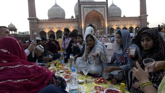 مردم در حال افطار پس از اولین روز رمضان در مسجد جامع دهلی نو در هند