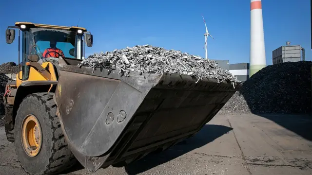 Bulldozer avec des fragments de panneaux.