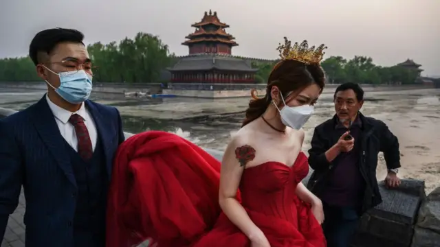 বেইজিং-এ দম্পতির বিয়ের প্রস্তুতি, ৩০-০৪-২০২০।