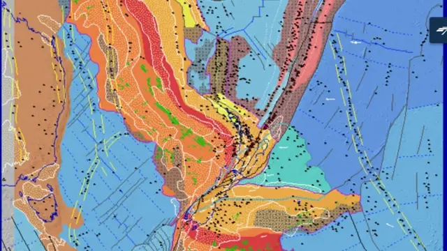 Црвена трака стена - Средњи батолит - требало би да се спушта читавом Зиландијом у дијагонали, али је уместо тога потпуно искривљена