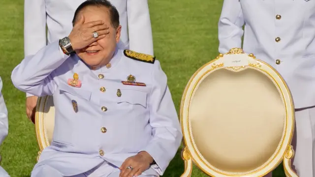 ก่อนหน้านี้ พล.อ. ประวิตร ก็ถูกชาวไทยวิพากษ์วิจารณ์อย่างหนักกรณีครอบครองนาฬิกาหรูหลายสิบเรือนมาแล้ว