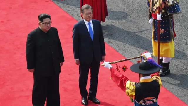 جنوبی کوریا کے صدر مون اور شمالی کوریا کے رہنما کم جونگ ان