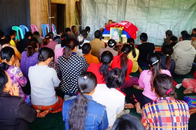 သေနတ်နဲ့ ပစ်ခတ်ခဲ့တယ်ဆိုသူ မိုင်းဖိုးစိန်ကို ကွတ်ခိုင်ရဲစခန်းမှာ လူသတ်မှု ပုဒ်မ ၃၀၂ နဲ့ အမှုဖွင့်ထားတယ်လို့ ဒေသခံတွေပြော