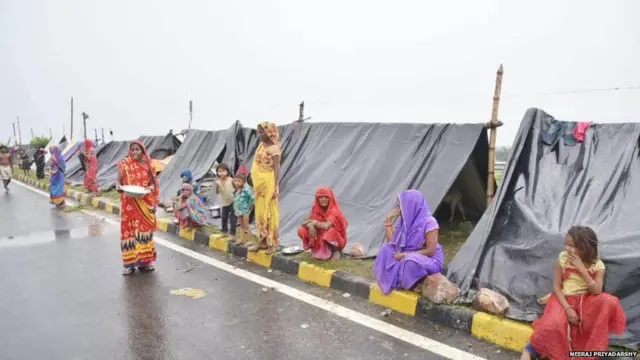 शिविरों में रह रहे लोग