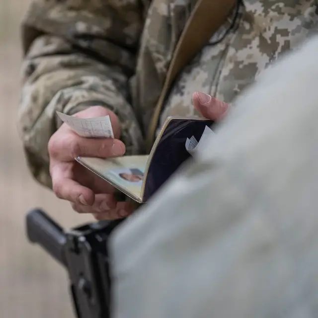 Inspección de pasaporte en puesto de control.