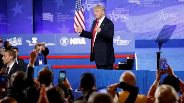 د ښاغلي ټرمپ پلویانو هغه د ''امریکا! امریکا!'' په نارو وهلو تشویق کړ