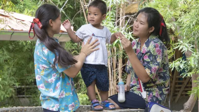 เด็กเล่นกับลูก