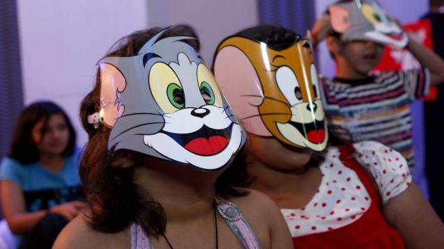 Niños con máscaras de Tom y Jerry.