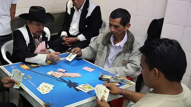 أصدقاء يلعبون في إحدى المقاهي