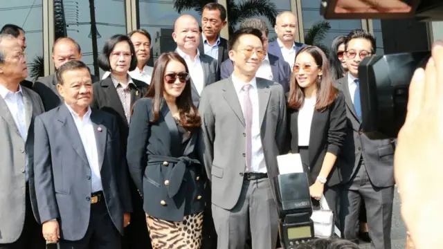 กลุ่มคนยืน