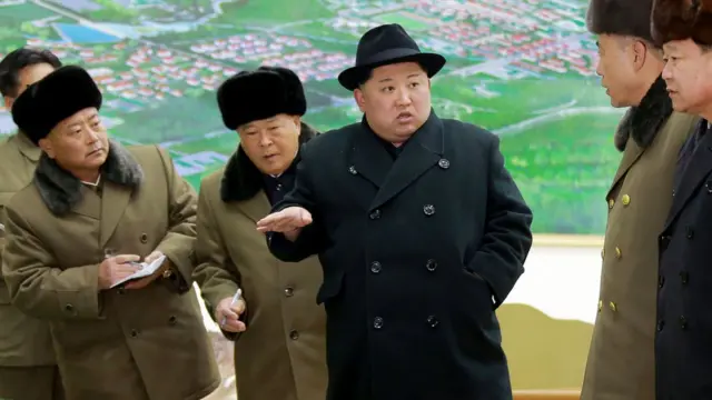 అధికారులతో మాట్లాడుతున్న కిమ్