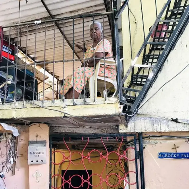 अपनी बालकनी पर रोज़ी