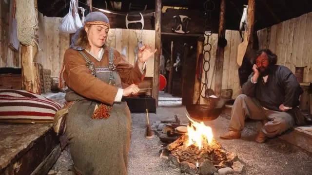 穿着维京人服装的演员