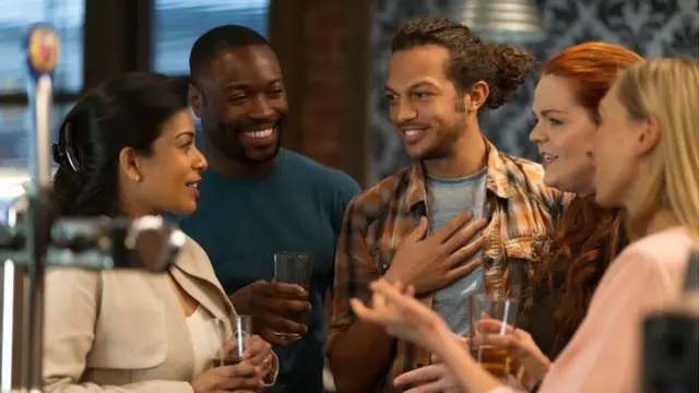 Colegas de trabajo tomándose un trago