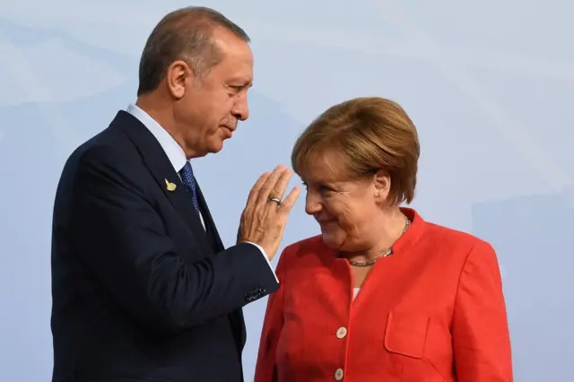 Erdoğan ve Merkel Temmuz ayında Hamburg'daki G-20 zirvesinde selamlaşırken