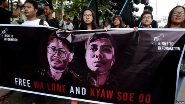 फ़ैसले से पहले कई लोग दोनों पत्रकारों के समर्थन में बैनर लेकर मौजूद थे