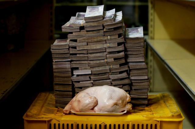 一只重2.4公斤的鸡（约合2.22美元），共花费14,600,000玻利瓦尔