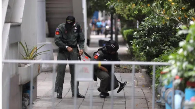 หน่วยอีโอดีตรวจสอบวัตถุต้องสงสัยบริเวณสถานีรถไฟฟ้าบีทีเอสช่องนนทรี เมื่อวันที่ 2 ส.ค. 2562