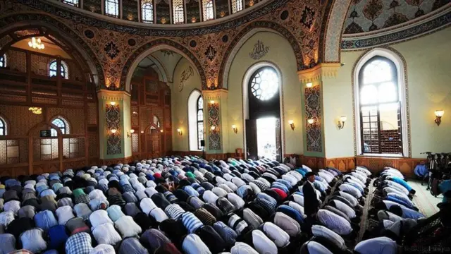 Camide namaz kılan müslümanlar
