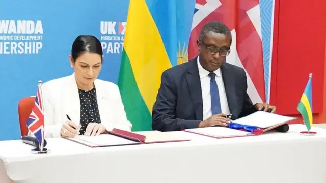 Wasiirka arrimaha gudaha UK Priti Patel iyo wasiirka arrimaha dibadda Rwanda oo heshiiska ku kala saxeexday caasimadda Kigali