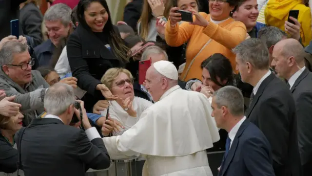 Francisco saluda a varias mujeres