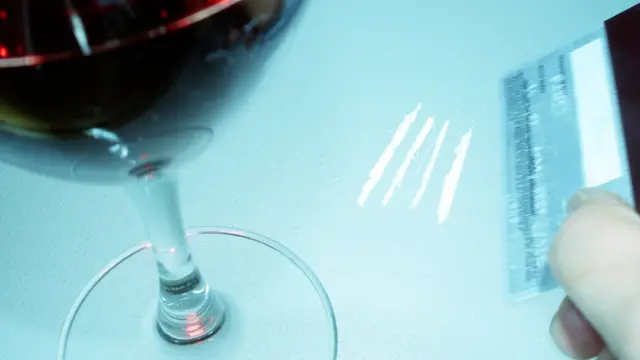 Copa de vino y líneas de cocaína