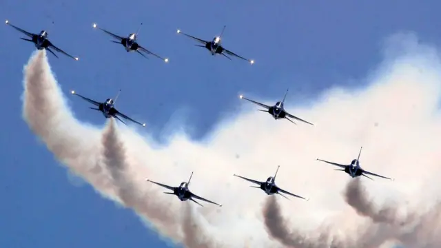 블랙이글스팀 항공기 8대가 대형을 갖춰 비행하고 있다