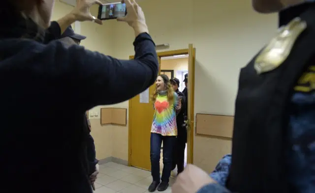 Художницу Сашу Скочиленко начали судить за "антивоенные ценники" в ...