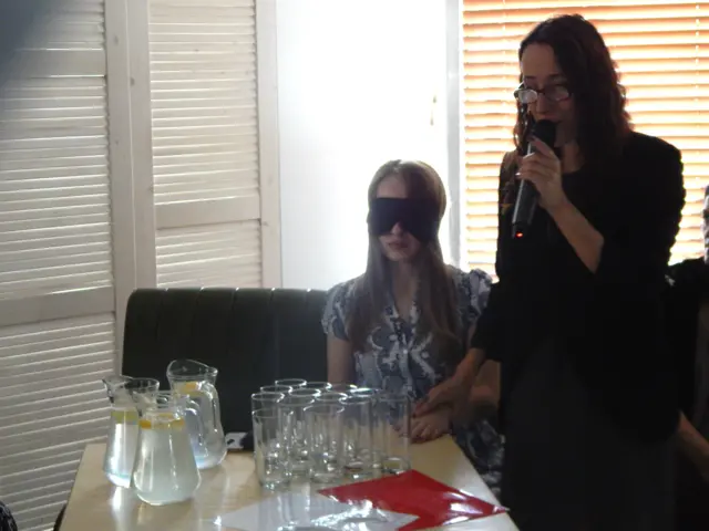 незряча дівчина в кафе